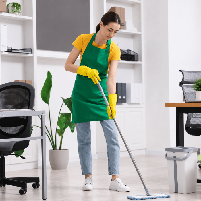 Ảnh nhân viên lau sàn văn phòng
